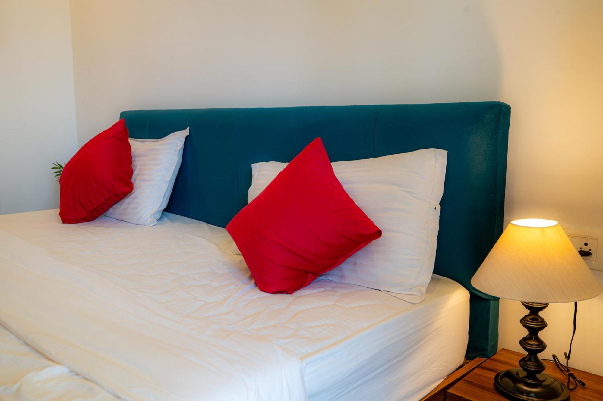 Morjim Sea Waves-Beach Front Hotel Esterno foto