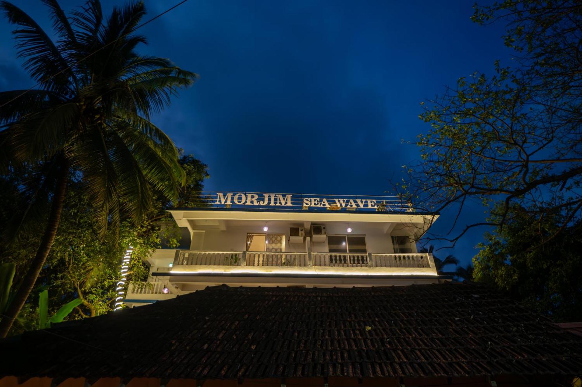 Morjim Sea Waves-Beach Front Hotel Esterno foto